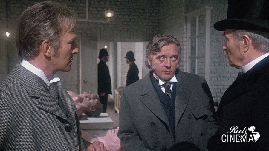 Sherlock, el Inspector Foxborough (David Hemmings) y Watson